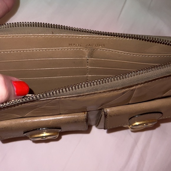 Marc Jacobs tan leather wallet. Used but loved. - Picture 3 of 8